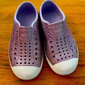 NATIVE  Jefferson little girls C9 purple glitter water shoes slip-ons